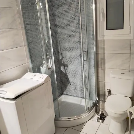 Svitlana , Metro Dafni Apartment